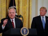 Imagen de archivo del presidente de Estados Unidos, Donald Trump, escuchando al secretario del Interior David Bernhardt durante un evento para difundir la política medioambiental del gobierno en la