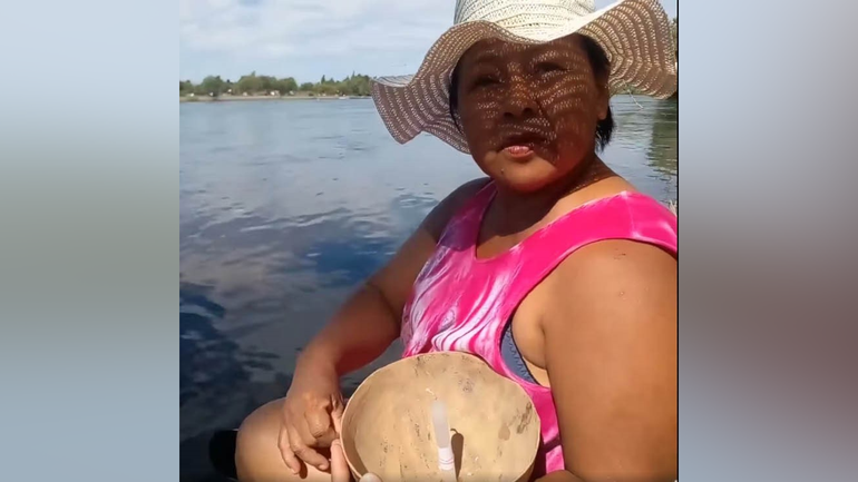 Kathy sigue buscando a su hija Yessica, de 10 años, que desapareció en el río Limay. Ante la desesperación, hizo la prueba de la vela, que según la creencia popular ayuda a encontrar a personas ahogadas. 