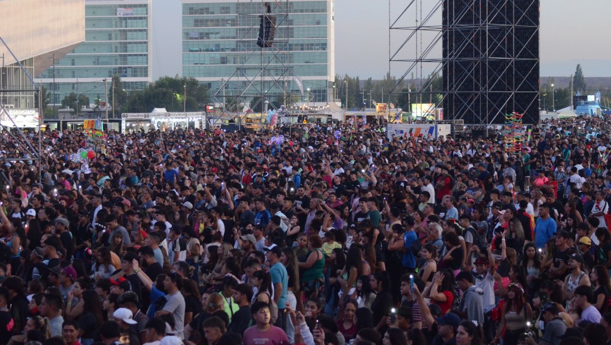 La lluvia no se sintió en la Isla 132 y la Fiesta de la Confluencia arrancó con todo