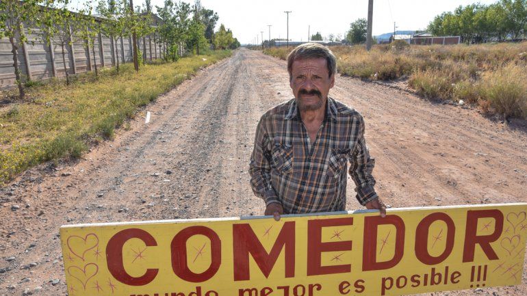 Ricardo tiene el cartel para su comedor. La frase refleja su pensamiento.