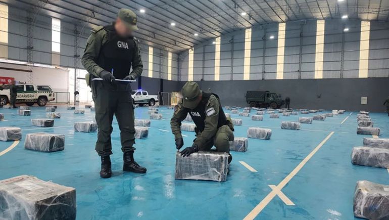 Quiso escapar de un control pero un descuido permitió descubrir un búnker con toneladas de drogas