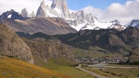 Piden protocolos de evacuación para el pueblo de la Patagonia amenazado por una catástrofe como la de Nepal.