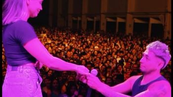 Le propuso casamiento a su novia durante el festival por el aniversario de Comodoro Rivadavia. Le propuso casamiento a su novia durante el festival por el aniversario de Comodoro Rivadavia.