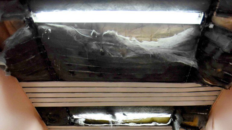 En las escuelas 266 y 92 la caída de partes del cielorraso en los pasillos obligó a suspender las clases en la jornada de ayer por cuestiones de seguridad. También en la 266