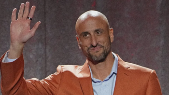 #manuleyenda: las originales zapatillas de ginobili en la ceremonia #manuleyenda: las originales zapatillas de ginobili en la ceremonia