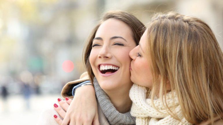 Soñar con tu mejor amiga: mirá el significado de este sueño