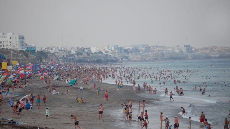 El humo no desanimó a los bañistas empecinados en disfrutar de la playa y el mar en el balneario rionegrino.