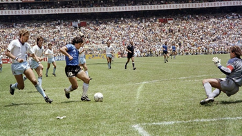 Diego Armando Maradona deja en el camino a Shilton y anotará el mejor gol de todos los tiempos. Diego Armando Maradona deja en el camino a Shilton y anotará el mejor gol de todos los tiempos.
