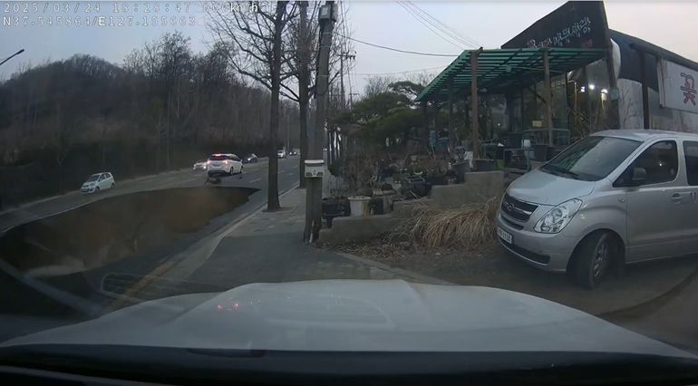 El agujero, de unos 20 metros de ancho por otros tantos de profundidad, se formó cuando el pavimento cedió de manera sorpresiva. El agujero, de unos 20 metros de ancho por otros tantos de profundidad, se formó cuando el pavimento cedió de manera sorpresiva.