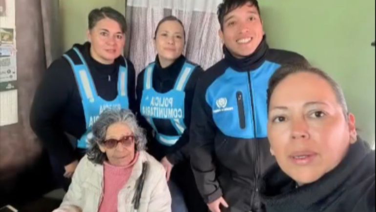 Blanca Crespo con los policías de Trelew que la sorprendieron en su cumpleaños.