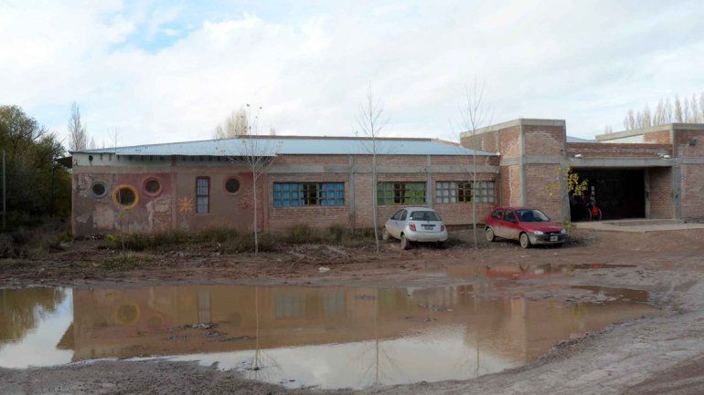 La escuela está muy deteriorada. Hace años que tiene problemas.