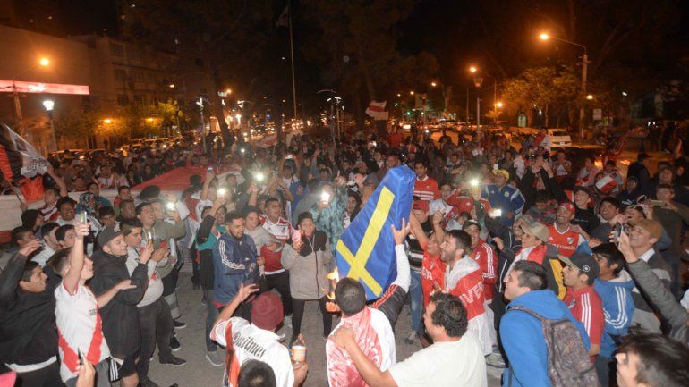 Los hinchas coparon el monumento a San Martín. El pueblo riverplatense