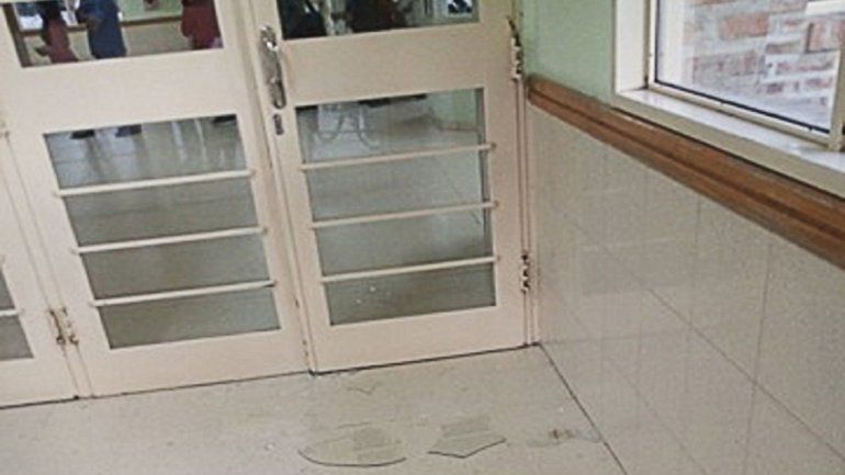 Destrozó la puerta del hospital porque no había turnos