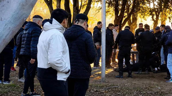 El efectivo quiso intervenir en una pelea y recibió varios golpes en la cabeza. Foto: La Nación. El efectivo quiso intervenir en una pelea y recibió varios golpes en la cabeza. Foto: La Nación.