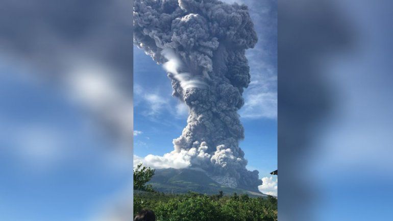Impresionante erupción de un volcán en Indonesia