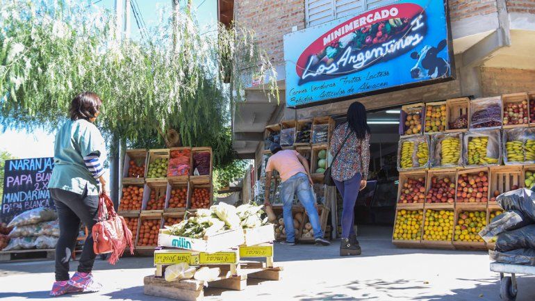 Los comercios más chicos son testigos del achique constante en las compras de los vecinos.