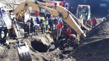 cedio un terraplen y enterro a un operario: dramatico rescate