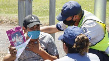 Policía encadenado 04.jpg