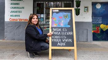 abrio un kiosco al lado de una clinica y usa su pizarra para curar el corazon de los pacientes