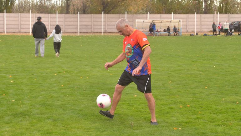 El neuquino que hace deportes en alpargatas: una carrera de 16 kilómetros, partidos de fútbol y bicicleta