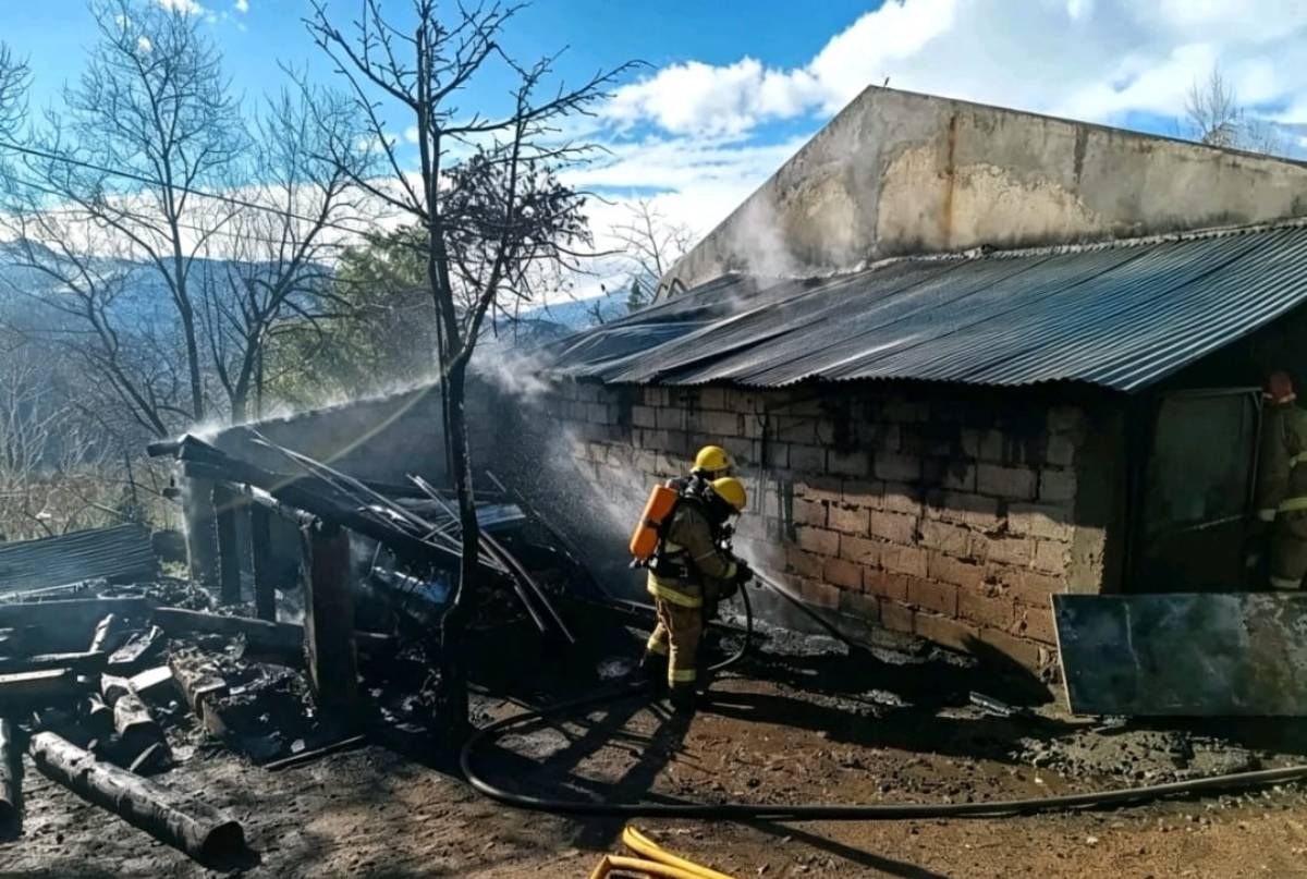 Un puente al auto desató el infierno: un garaje y un depósito calcinados en Huinganco