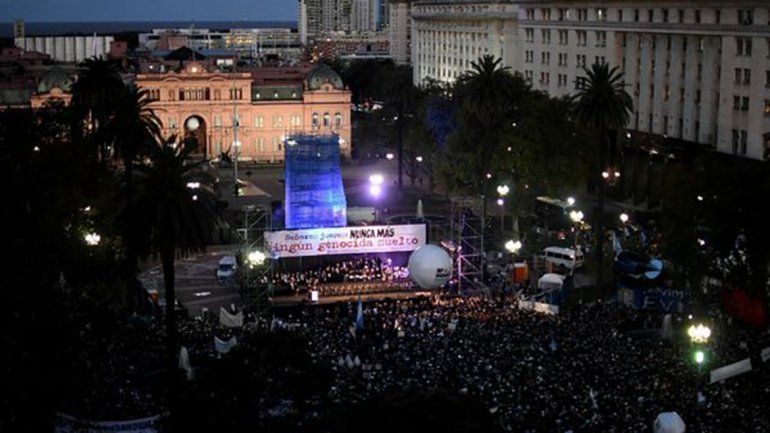 Una multitud en Plaza de Mayo contra el fallo pro represores de la Corte