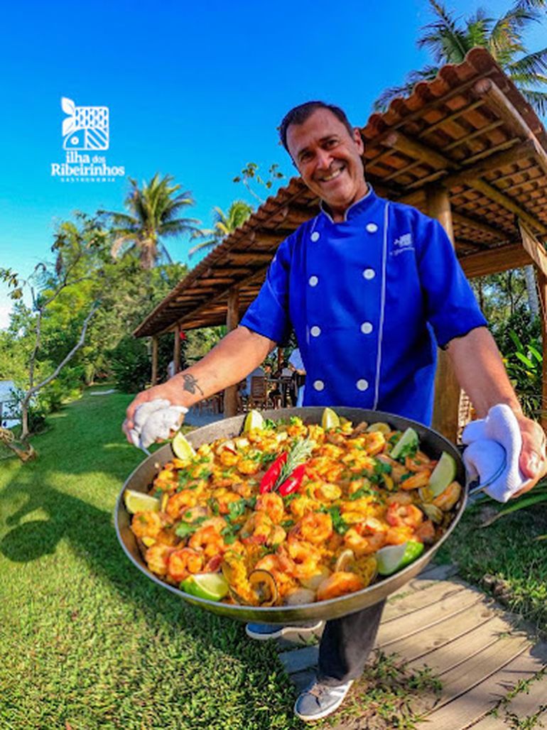 Davidk Peregrina en Ilha dos Ribeirinhos, mostrando su paella. Davidk Peregrina en Ilha dos Ribeirinhos, mostrando su paella.