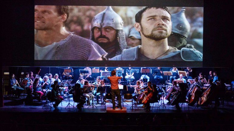 Un stormtrooper de Star Wars saluda a los chicos y se roba la atención. La película Gladiador también aportó su clásica música en un teatro que lució a pleno.&nbsp;