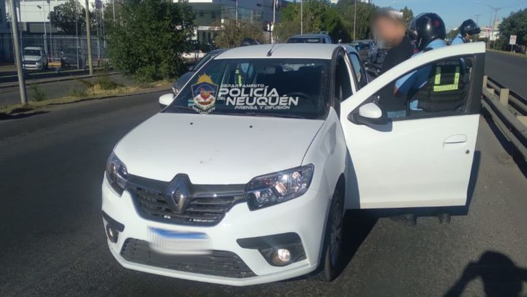 Manejaba borracho en zig zag y quiso pegarle a policías: fue detenido