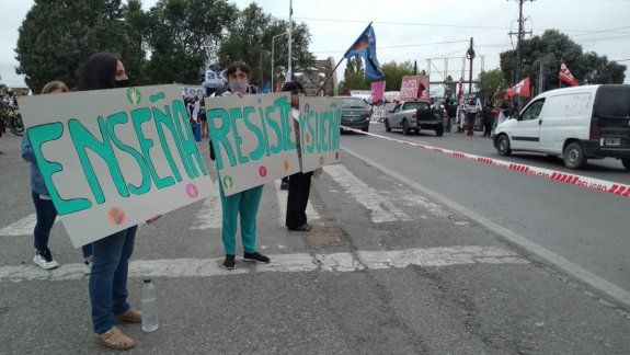 ATEN se manifestó con una clase en los puentes