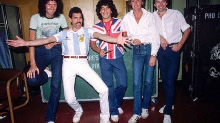El guitarrista de Queen despidió a Maradona con una histórica foto