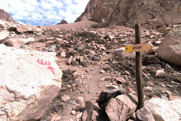 El Grupo religioso El Verbo Encarnado se adjudicó las pintadas en una reserva natural del Valle de Uco