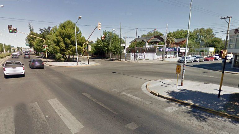 Atropelló a un hombre que lo fotografió haciendo maniobras en la ruta y lo dejó tirado en grave estado