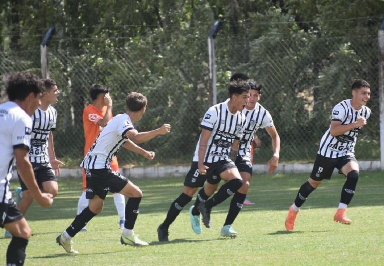 Benjamín García festeja con todo su gol en el partido de ida. Foto: gentileza prensa Club Cipolletti 