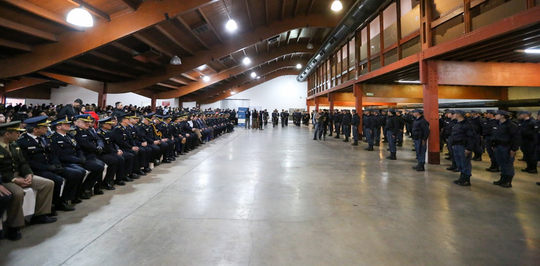 En el acto se egresaron 157 agentes de seguridad y 50 penitenciarios, casi un tercio de ellos son mujeres. En el acto se egresaron 157 agentes de seguridad y 50 penitenciarios, casi un tercio de ellos son mujeres.