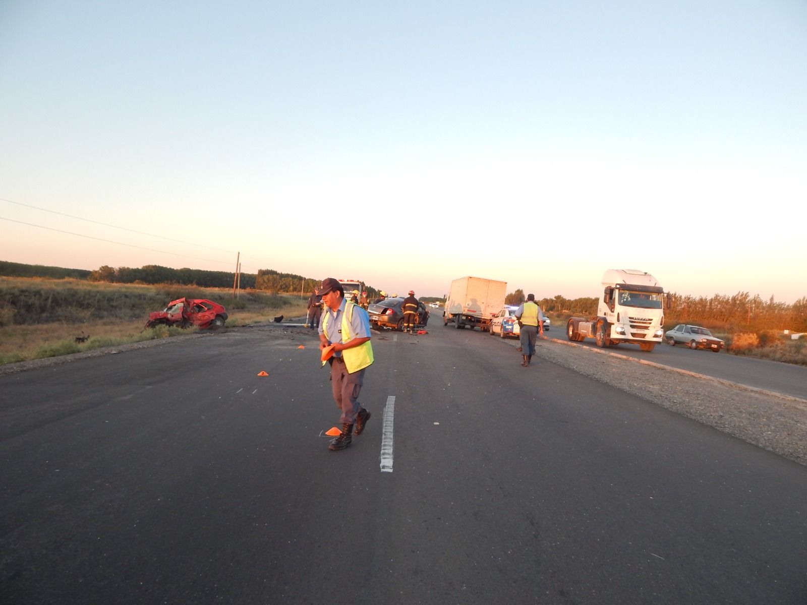 Mario Quispe, jefe de la División de Accidentología Vial en la Dirección de Tránsito de Neuquén, relevando la escena de un accidente.