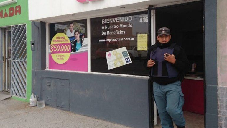 A punta de pistola, robaron 15 mil pesos de una casa de préstamos