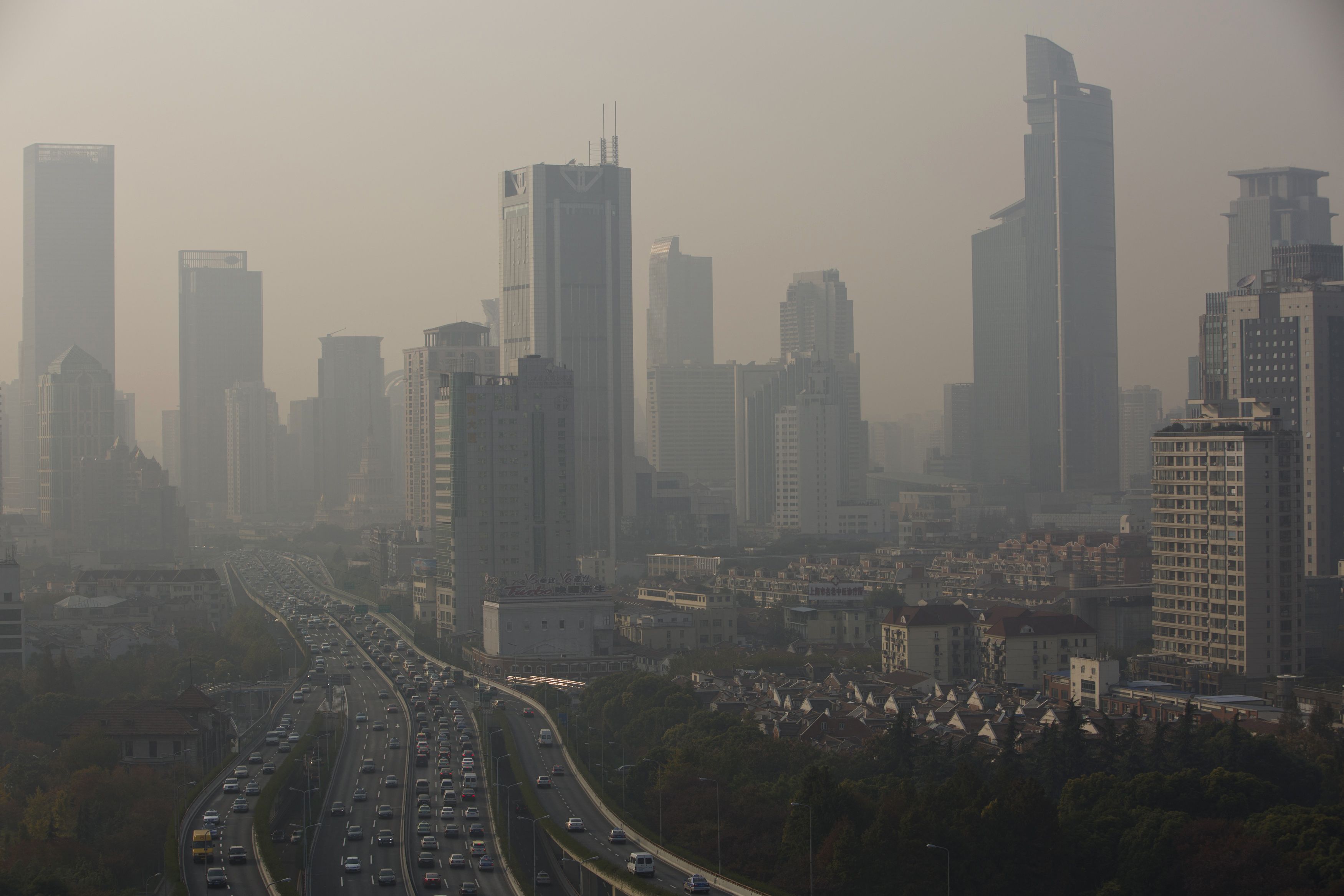FOTO DE ARCHIVO: Edificios y automóviles en el centro de Shanghai el 2 de diciembre de 2013.  REUTERS / Aly Song