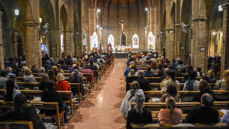 Oraciones y ruegos en la Catedral de Neuquén