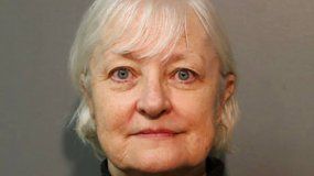 Marilyn Hartman de 69 años fue arrestada por haber burlado la seguridad de los aeropuertos y ahora podría enfrentar una pena de la Justica de Estados Unidos al ser considerada una polizona serial.