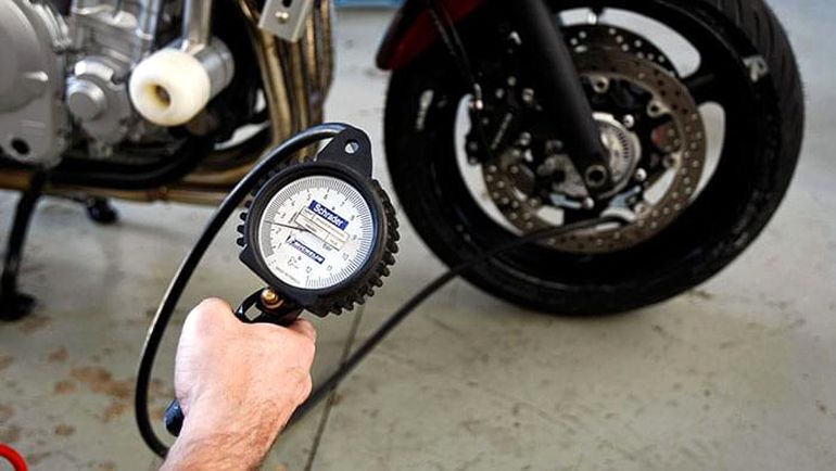 La presión ideal de los neumáticos de las motos moto figura en el manual. 