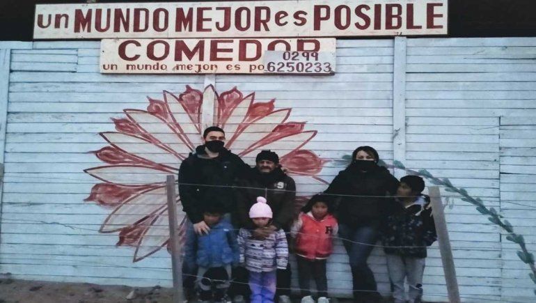 Policías solidarios ayudan en un comedor de Plottier