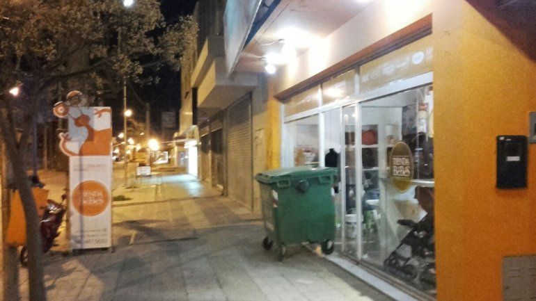 Rompieron los vidrios y robaron un carrito de bebé de un comercio