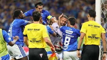 trompadas, patadas y corridas: la tremenda batalla campal entre cruzeiro y atletico mineiro que dejo 23 expulsados trompadas, patadas y corridas: la tremenda batalla campal entre cruzeiro y atletico mineiro que dejo 23 expulsados