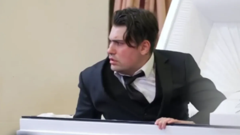 Se emborrachó, organizaron un funeral y le hicieron creer que estaba muerto