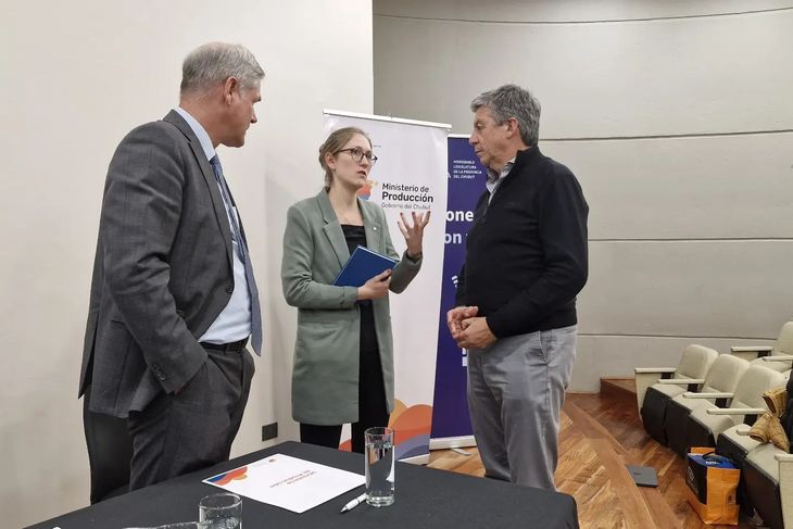 (De izquierda a derecha) Peter Neven, ministro de la embajada de Alemania en Argentina, y la gerente de Medioambiente y Energía de AHK, Annika Klump, junto al vicegobernador de Chubut, Gustavo Menna. (De izquierda a derecha) Peter Neven, ministro de la embajada de Alemania en Argentina, y la gerente de Medioambiente y Energía de AHK, Annika Klump, junto al vicegobernador de Chubut, Gustavo Menna.