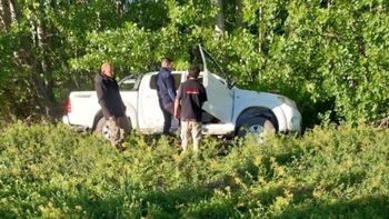 El conductor de la camioneta, totalmente borracho, cayó a un canal de riego, pero casi provoca una tragedia.  El conductor de la camioneta, totalmente borracho, cayó a un canal de riego, pero casi provoca una tragedia.