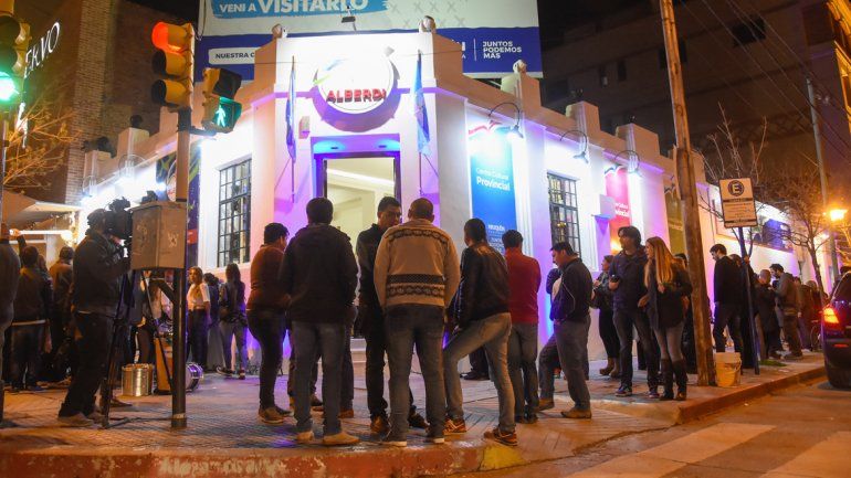 Luces y música se combinaron en la inauguración del Centro Alberdi.