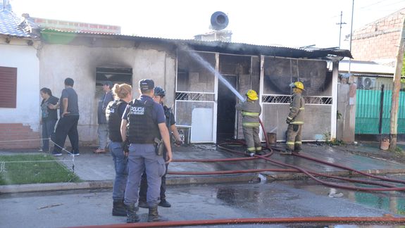Voraz incendio consumió una casa en el barrio Bouquet Roldán