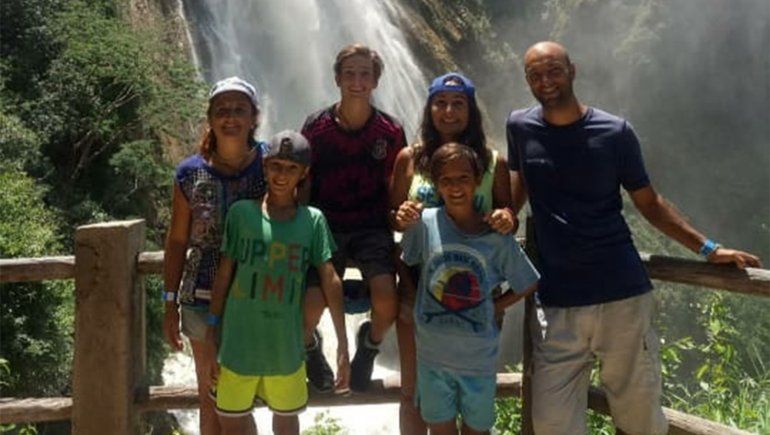 Una familia viajera vende rifas para poder volver a San Martín